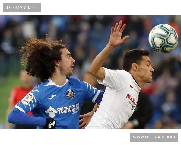 激情碰撞巅峰对决聚焦中北美区决赛荣耀之夜书写绿茵传奇新篇章 - 副本 (3)